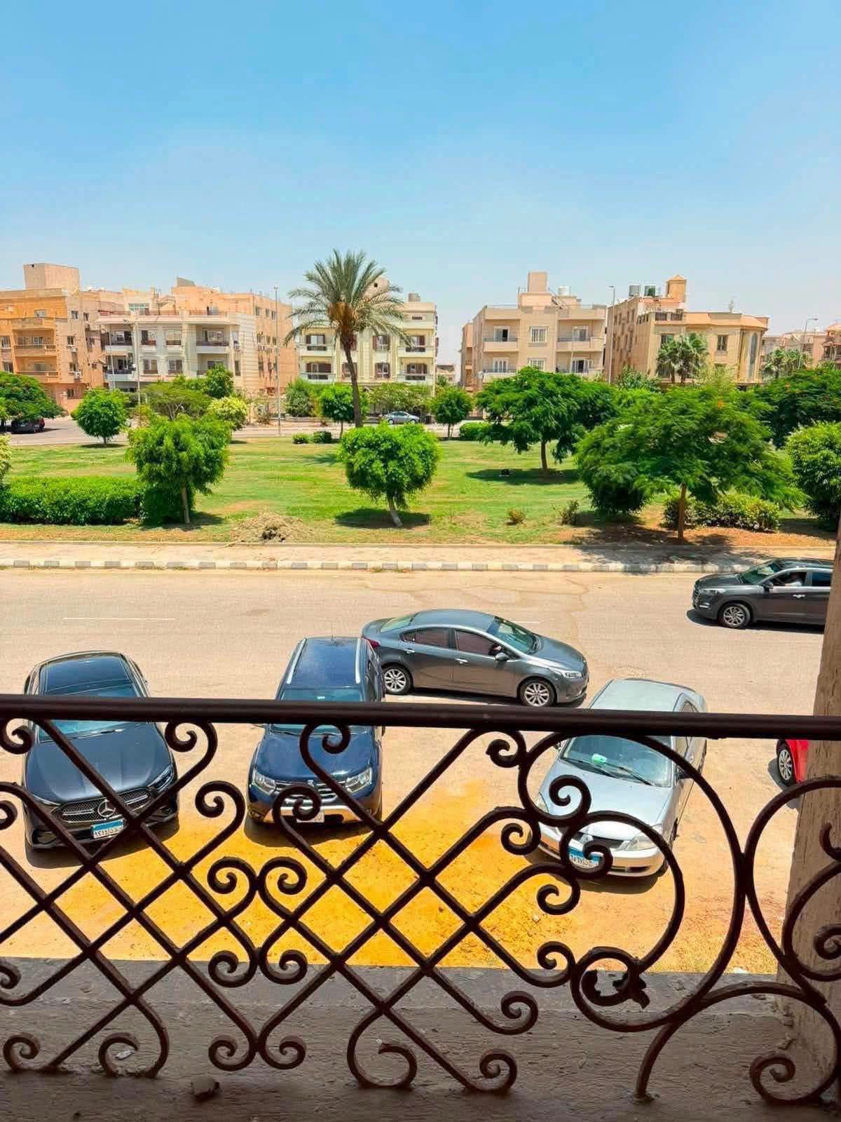 شقة للبيع فى البنفسج خمسه فيلات  ١٨٠م   