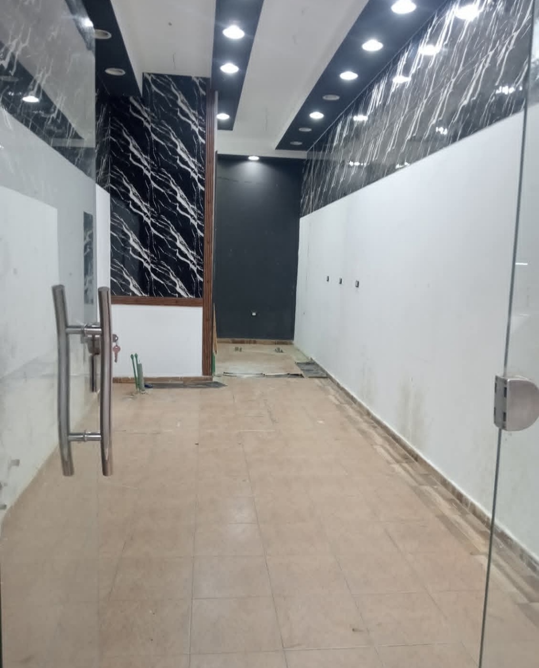 محل في منطقة سكنية راقية تتميز بالهدوء والمساحات الخضراء، كما تضم العديد من السفارات والمراكز التجارية والمطاعم.