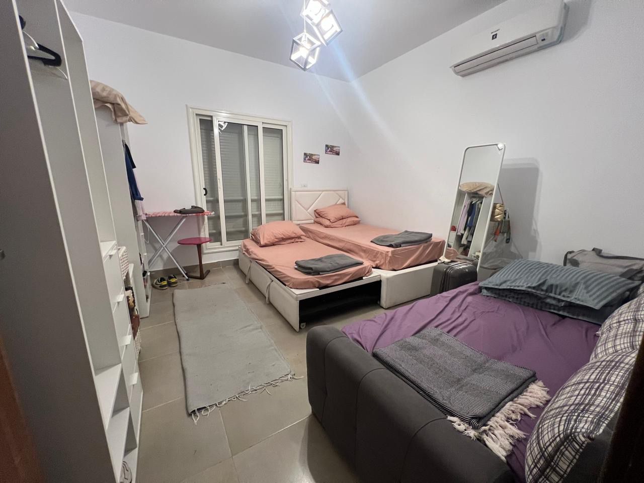 Amwaj - North Coast شاليه في موقع متميز بجوار الريفت بقرية امواج الساحل الشمالي على ناصيتين و امام الشاليه حديقة عامة كبيرة.  البيع بدون المفروشات و الأجهزة   : 	1.	ثلاث غرف نوم و ٢ حمام منهم غرفة ماستر بحمام. 	2.	ثلاث اماكن استقبال ( 3 reception areas) 	