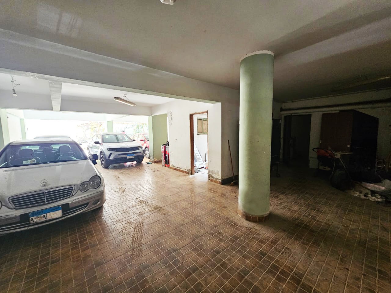   ​بيت كامل مستقل للبيع في الحي الرابع (ثاني نمرة من محور الكفراوي)، تشطيب فندقي فاخر بإشراف مهندس ديكور ومبنى مسجل بجهاز المدينة (مالك أصيل بدون توكيلا
