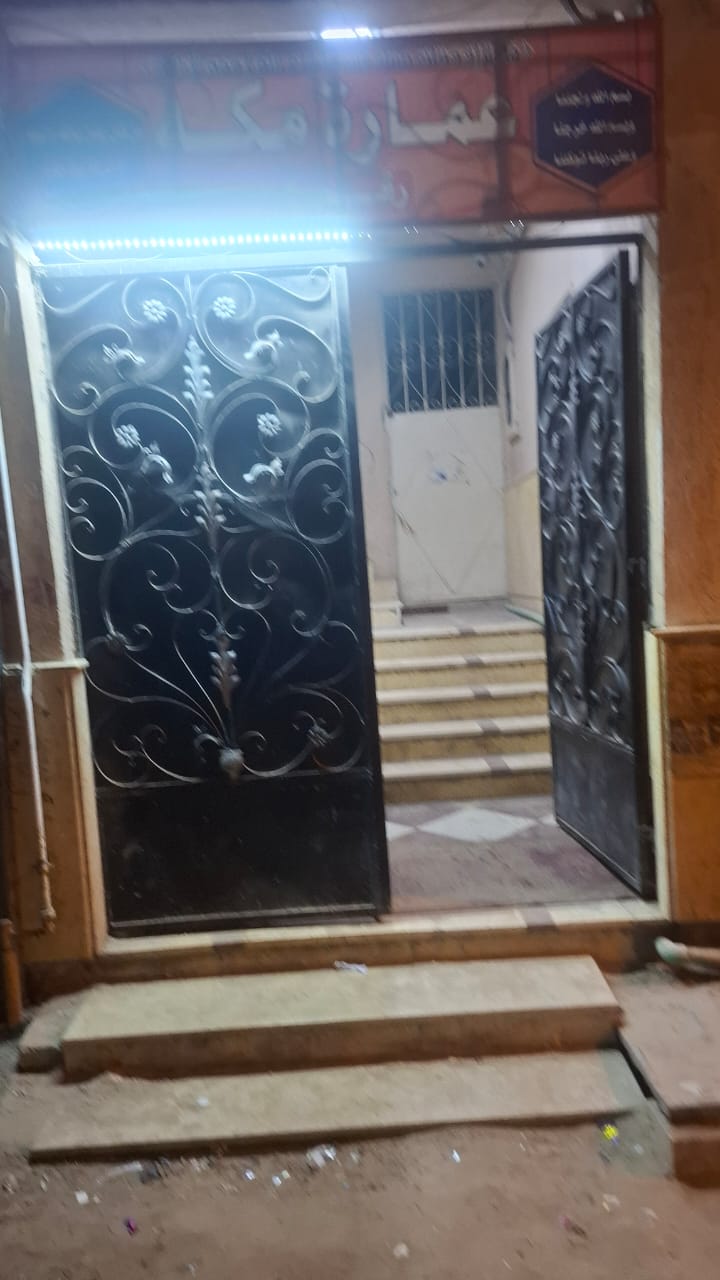 شقه في شارع إبراهيم العوامي شقه عريس العجمي لدواعي السفر  الاسكندريه   توضيب سوبر لوكس  المساحه ٨٥ متر عداد غاز قديم وعداد كهرباء قديم والمياه مجمع بس المقايسه مدفوعه الدور التاني الرسبشن قطعتين وغرفتين وطرقه توزيع التواصل واتس  المطبخ أمريكاني  الحمام كب