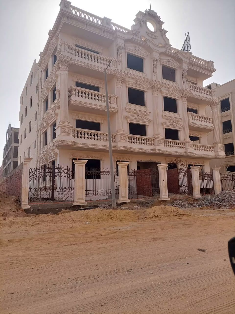 دور كامل من شقتين فى بيت الوطن 